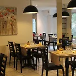Hotel Restaurant Aux Genets D'or 2*