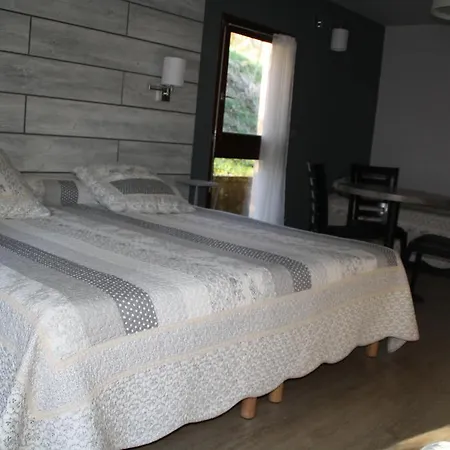 Hotel Restaurant Aux Genets D'or Mandailles-Saint-Julien